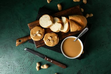 Lezzetli fıstık ezmesi ve ekmek masada.