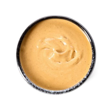 Beyaz arka planda lezzetli fıstık ezmeli kase.