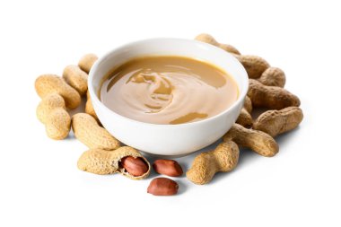 Beyaz arka planda lezzetli fıstık ezmeli kase.