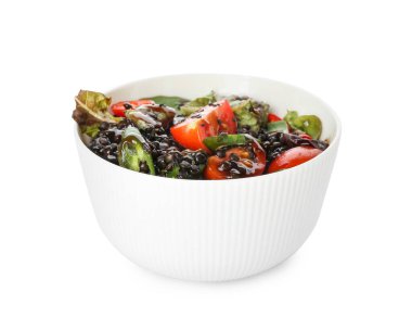 Beyaz arka planda lezzetli pişmiş mercimek ve sebzeli kase.