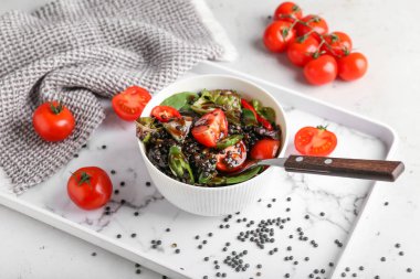 Lezzetli pişmiş mercimek ve sebzeli kase.