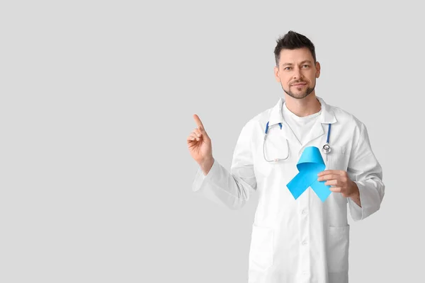 Onkolog Niebieską Wstążką Pokazuje Coś Jasnym Tle Koncepcja Świadomości Raka — Zdjęcie stockowe