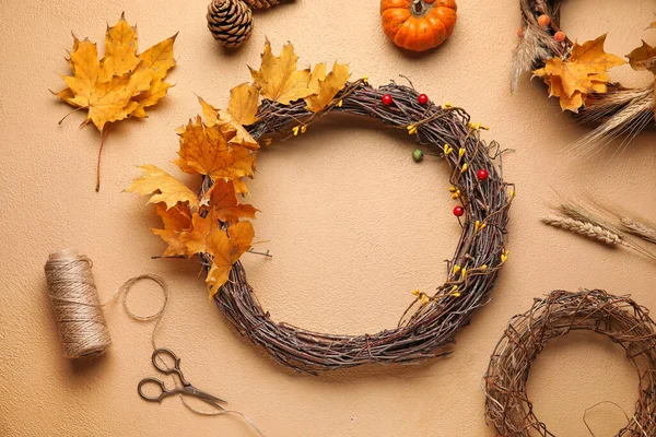 Hermosa Corona Otoño Con Suministros Artesanía Sobre Fondo Color — Foto de Stock