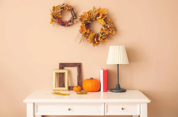 Mesa Com Decoração Outono Interior Quarto — Fotografia de Stock