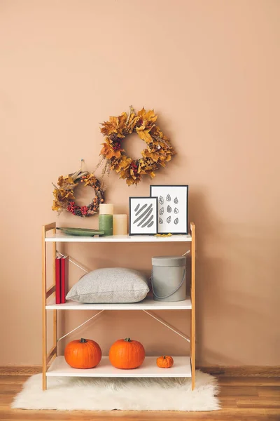 Regaleinheit Mit Herbstdekor Innenraum — Stockfoto