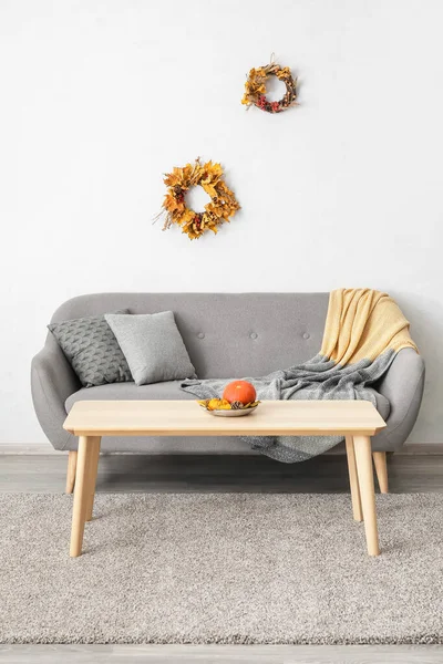 Stilvolles Interieur Des Wohnzimmers Mit Herbstdekor — Stockfoto