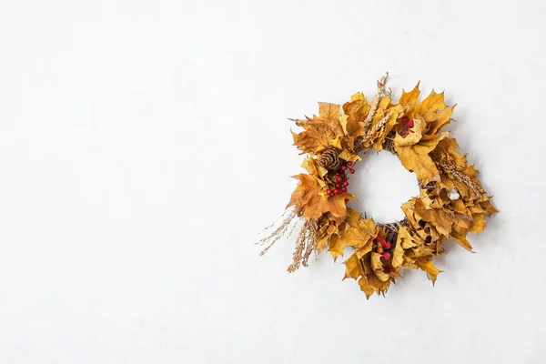 Krásný Podzimní Věnec Visící Bílé Stěně — Stock fotografie