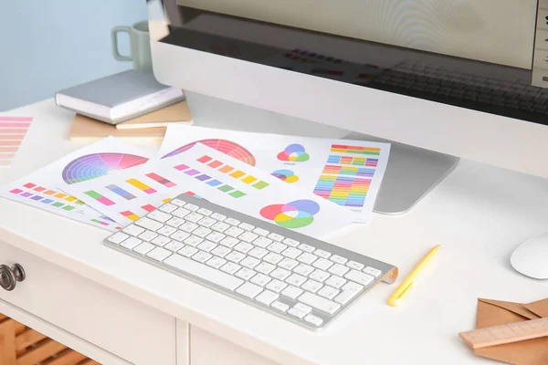 Dator Med Färgfläckar Arbetsplatsen För Grafisk Formgivare Kontoret — Stockfoto