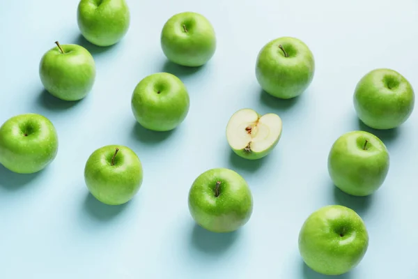 带有彩色背景的新鲜绿色苹果 — 图库照片