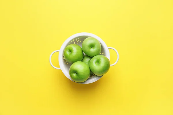Colander Med Färska Gröna Äpplen Färg Bakgrund — Stockfoto
