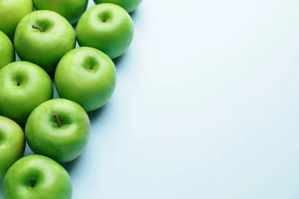 Pommes Vertes Fraîches Sur Fond Couleur — Photo