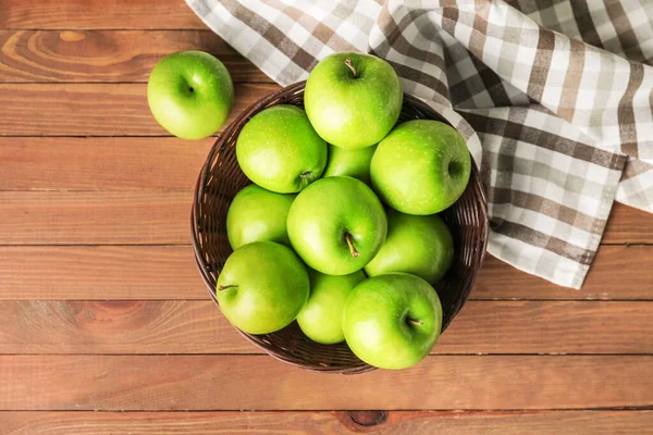 Basket Fresh Green Apples Table — Stock Photo, Image