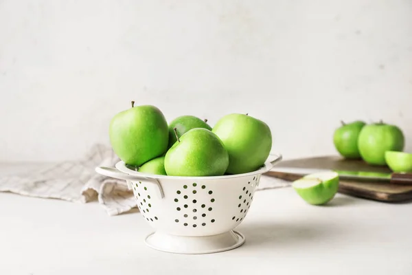 Sieb Mit Frischen Grünen Äpfeln Auf Dem Tisch — Stockfoto