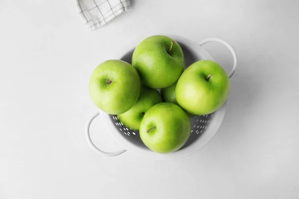 Colander Fresh Green Apples Table — Stock Photo, Image