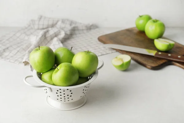 Sieb Mit Frischen Grünen Äpfeln Auf Dem Tisch — Stockfoto