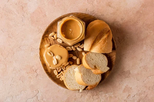 Potje Met Lekkere Pindakaas Brood Kleur Achtergrond — Stockfoto