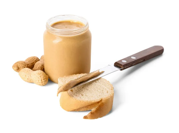 Frasco Com Manteiga Amendoim Saborosa Pão Faca Fundo Branco — Fotografia de Stock