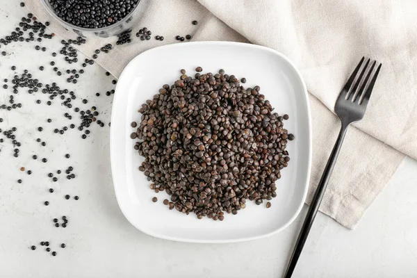 Piatto Con Gustose Lenticchie Cotte Sfondo Bianco — Foto Stock