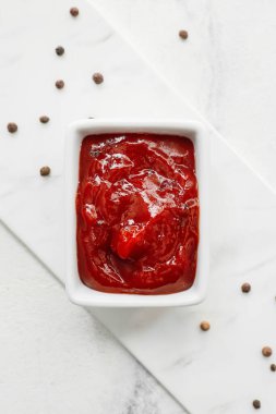 Hafif arka planda lezzetli barbekü soslu kase.