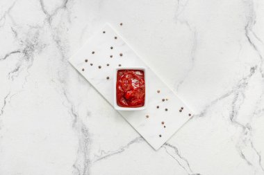 Hafif arka planda lezzetli barbekü soslu kase.