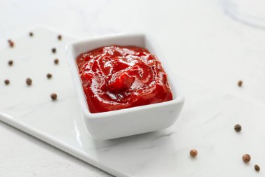 Hafif arka planda lezzetli barbekü soslu kase.