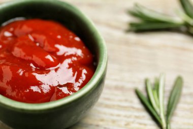 Ahşap arka planda lezzetli barbekü soslu kase.