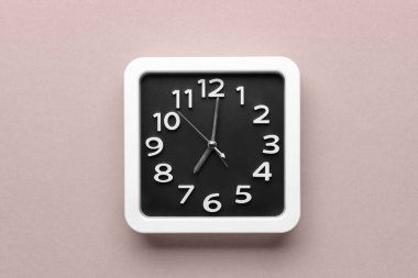 Renk arkaplanı üzerindeki stil saat