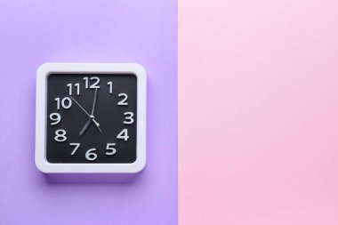 Renk arkaplanı üzerindeki stil saat