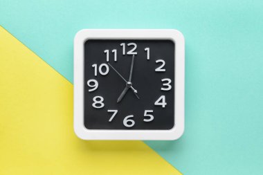 Renk arkaplanı üzerindeki stil saat