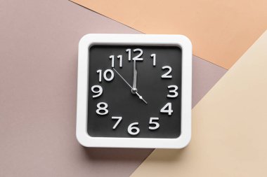 Renk arkaplanı üzerindeki stil saat