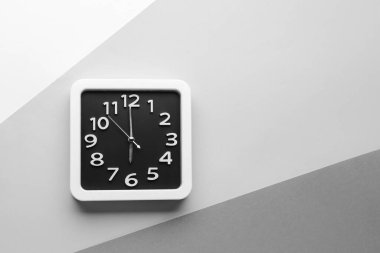 Gri arkaplanda şık bir saat