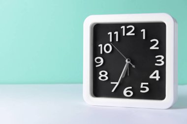 Renk arkaplanı üzerindeki stil saat