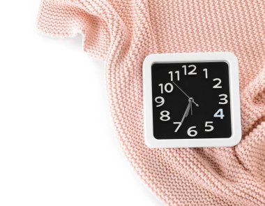 Beyaz arkaplan üzerindeki saat ve kumaşı biçimlendir