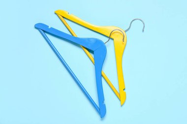 Renkli arka planda şık elbise askıları