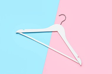 Renkli arka planda şık elbise askıları