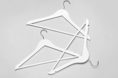 Şık kıyafetler arka planda asılı