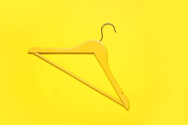 Renkli arka planda şık elbise askısı