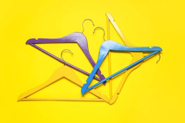 Renkli arka planda şık elbise askıları