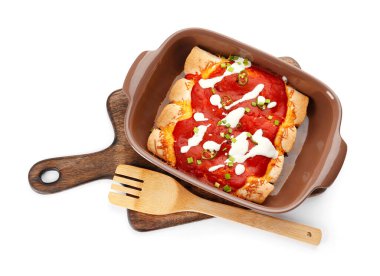 Beyaz arka planda lezzetli pişmiş enchilada ile pişirme yemeği