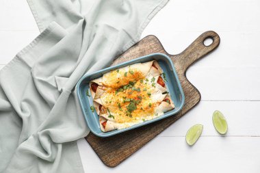 Masada lezzetli pişmiş enchilada ile pişirme yemeği.