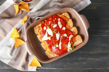 Masada lezzetli pişmiş enchilada ile pişirme yemeği.