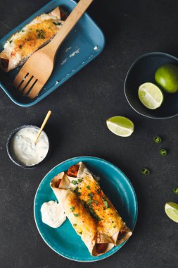 Koyu arkaplanda pişmiş lezzetli enchilada.