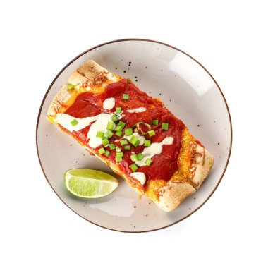 Beyaz arka planda lezzetli pişmiş enchilada tabağı.