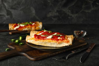 Koyu arkaplanda lezzetli pişmiş enchilada tabağı.