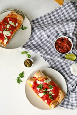 Beyaz arka planda lezzetli pişmiş enchilada tabakları