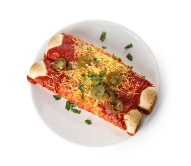 Beyaz arka planda lezzetli pişmiş enchilada tabağı.