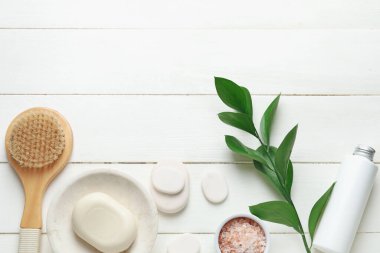 Beyaz ahşap arka planda spa malzemeleri.