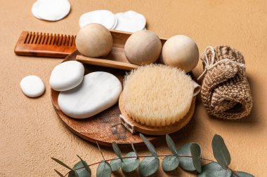 Renk arkaplanı üzerine spa malzemeleri seti