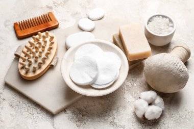 Grunge arka planında spa malzemeleri seti