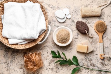 Grunge arka planında spa malzemeleri seti